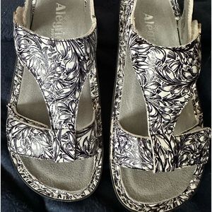 NIB. NEVER WORN! Alegria Sandals Vineland. Size 7.5W